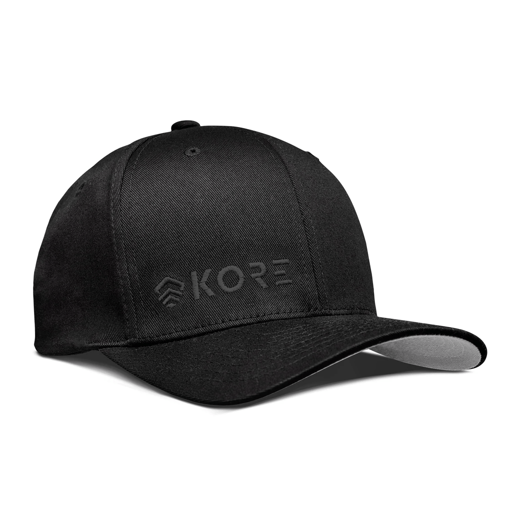 – Essentials BLACK Kore BLACK HAT | ON FLEXFIT KORE